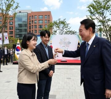 President handing keys to couple 202607271140 360x320